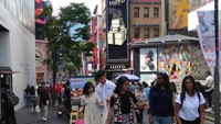 Hampir di setiap lorong Myongdong Street penuh dengan pedagang dan pebisnis.