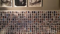 Display foto dalam figura dan polaroid yang dipasang disepanjang dinding di dalam SMTOWN.