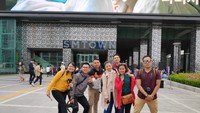 dTraveler mengabadikan momen saat berkunjung ke SMTOWN dengan raut wajah yang gembira :D