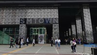 Bagian depan SMTOWN yang sangat mencolok sehingga menarik perhatian setiap pengunjung.