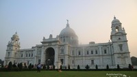 Foto Victoria Memorial Hall diambil dari bagian taman