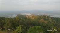 Di sini kita bisa melihat keindahan Wonogiri dari ketinggian