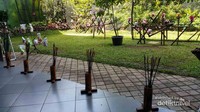 Seperti ini lokasi memanah dengan anak panah yang disusun dan boneka-boneka target