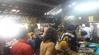 Antrean pengunjung mengambil makanan