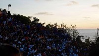 Lihat ! Yang mau melihat Tari kecak saja sebanyak ini