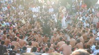 Lakon Shinta dan Hanoman sedang berperan diantara para penari kecak