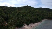 Sisi pantai yang bersih bikin betah