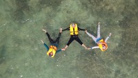 berenang di Teluk Kiluan Jadi aktivitas favorit wisatawan