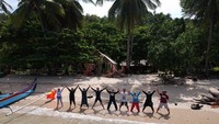 Menikmati keindahan teluk kiluan