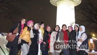 Foto bersama dengan latar Namsan Tower yang dihiasi light art