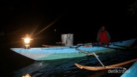 perahu dayung yang diterangi lampu petro gas (lampu gas) untuk balobe