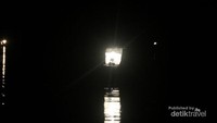 Cahaya Lampu Petrogas (lampu gas) menarik perhatian ikan-ikan kembung mengerumuni sumber cahaya
