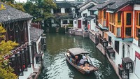 Perahu kayu untuk berkeliling kota kuno