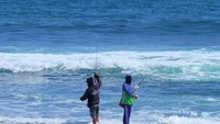 Memancing di tepi pantai Santolo