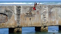 Penduduk lokal yang melakukan atraksi ambil koin di laut
