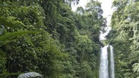 Pura kecil di sisi air terjun