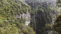 Tebing air terjun dilihat dari atas