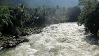 Berada tepat di atas aliran Sungai Asahan