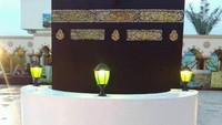 Terdapat Mini Kabah di depan halaman Masjid Nurul Iman