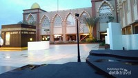 Tampak Depan Masjid Nurul Iman Blok M Square sore hari