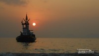 Pantai Papuma juga terkenal akan titik menikmati matahari yang indah di Jember