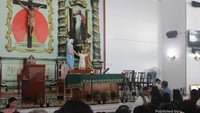 Suasana misa dalam gereja.