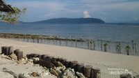 Pantai di depan home stay yang saya tempati