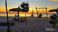 Menikmati matahari terbenam