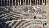 Ribuan tempat duduk marmer di Amphitheatre
