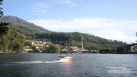 Speedboat di tengah Telaga Sarangan