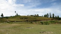 Di sekelilingnya padang rumput dan perbukitan kecil