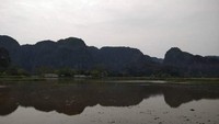 Pegunungan di Tam Coc benar-benar seperti Ha Long Bay yang ada di darat.