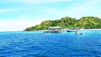 Pulau Kanawa dilihat dari kejauhan.