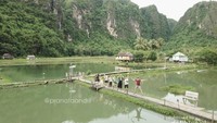 Beristirahat sekaligus berfoto di Kampung Berua, Rammang-rammang