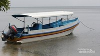 Di Pantai Bama tersedia kapal yang dapat disewa pengunjung.
