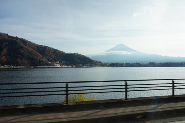 Pemandangan Gunung Fuji dalam perjalanan dengan omnibus (sightseeing bus)