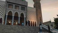 Jamaah mulai menuju masjid untuk melaksanakan shalat maghrib.