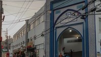 Suasana di pintu masuk masjid yang kental dengan lingkungan muslim.