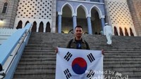 Mengabadikan momen di Masjid Central Seoul dengan memegang bendera Korea Selatan :D
