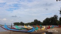 Perahu nelayan berjajar rapi di tepi pantai