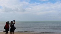 Pengunjung tengah menikmati pantai