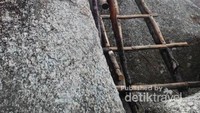Tangga yang disediakan pengelola untuk akses naik turun pengunjung ke batu granit