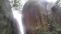 Batu besar di pantai laskar pelangi mencapai ukuran rumah dua lantai.