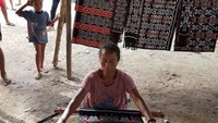 Nah ini kain khas tenun rote. Ibu Iriana Jokowidodo juga beli kain tenunnya lho