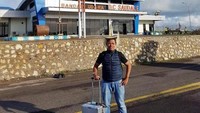 ini bandara saudale DC di Rote. Dan topi yang saya pakai ini namanya tii langga, yang hanya anda bisa jumpai di rote