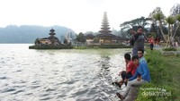 Menikmati pura menjelang senja.