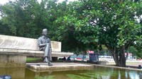 Patung Bung Karno, dan pohon sukun yang berada di sebelah kiri patung.