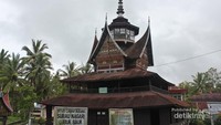 Surau  Lubuk Bauk tampak dari jalan raya