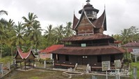 Surau  Lubuk Bauk dengan perpaduan arsitektur  tiga negara