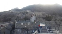 Aslinya Badaling Great Wall memiliki total panjang 12 KM dengan 43 menara pengawas.Tapi hanya 4 KM dengan 19 menara pengawas yang dibuka untuk pengunjung